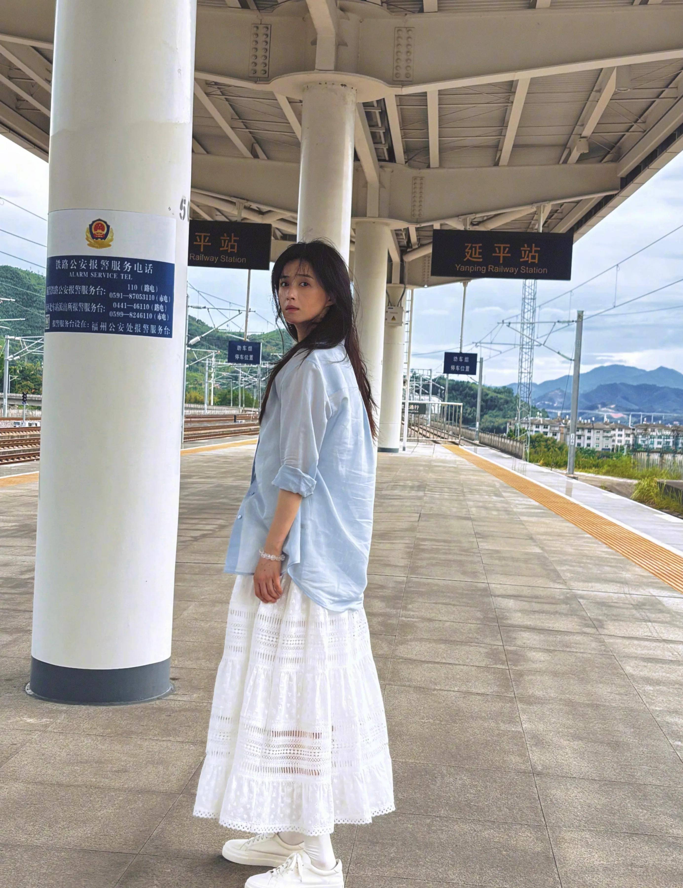至今單身未生！資深影后「一襲長裙現身火車月台」　霸氣當獨立新女性「青春姿態宛如18歲」