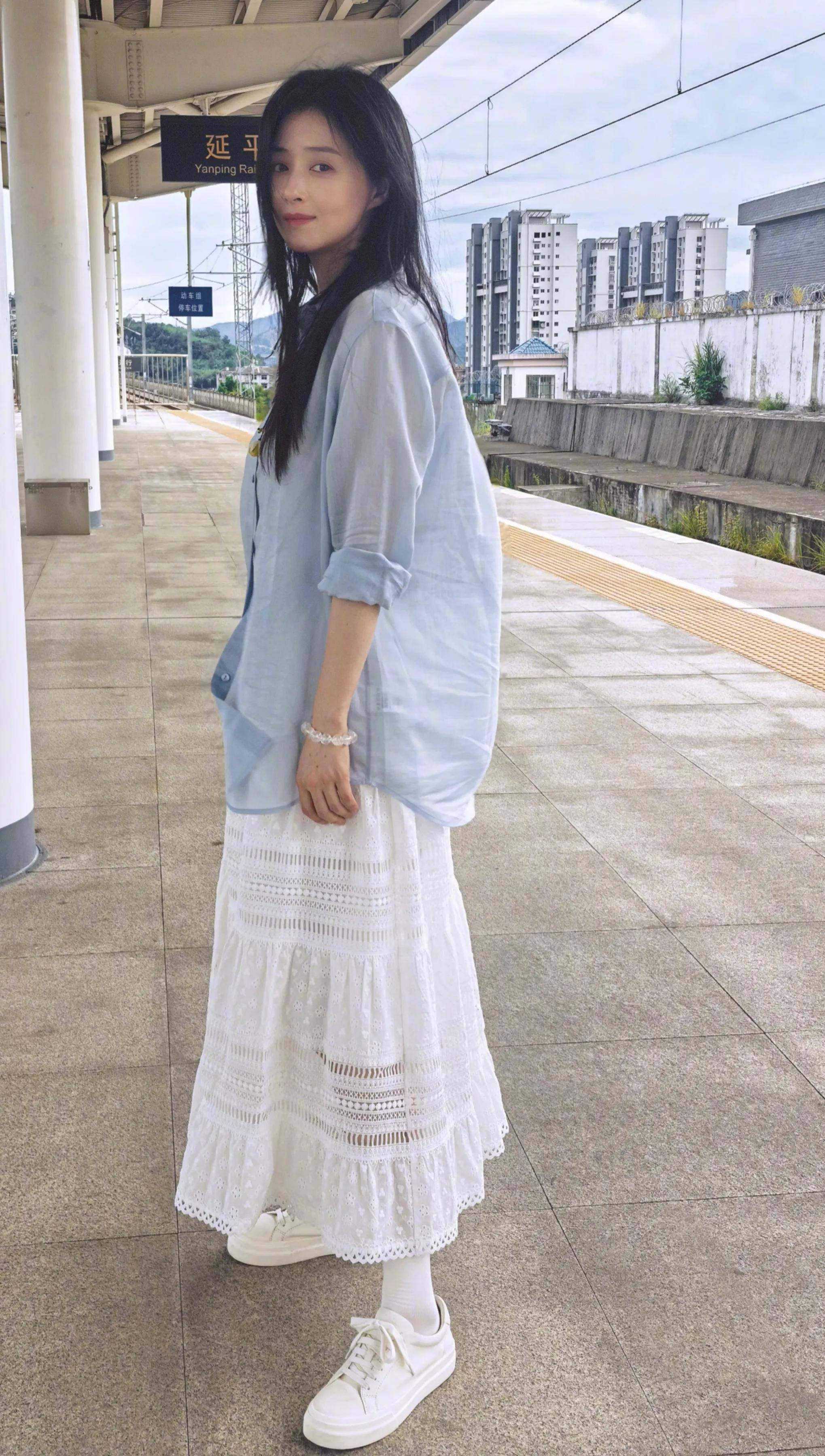 至今單身未生！資深影后「一襲長裙現身火車月台」　霸氣當獨立新女性「青春姿態宛如18歲」