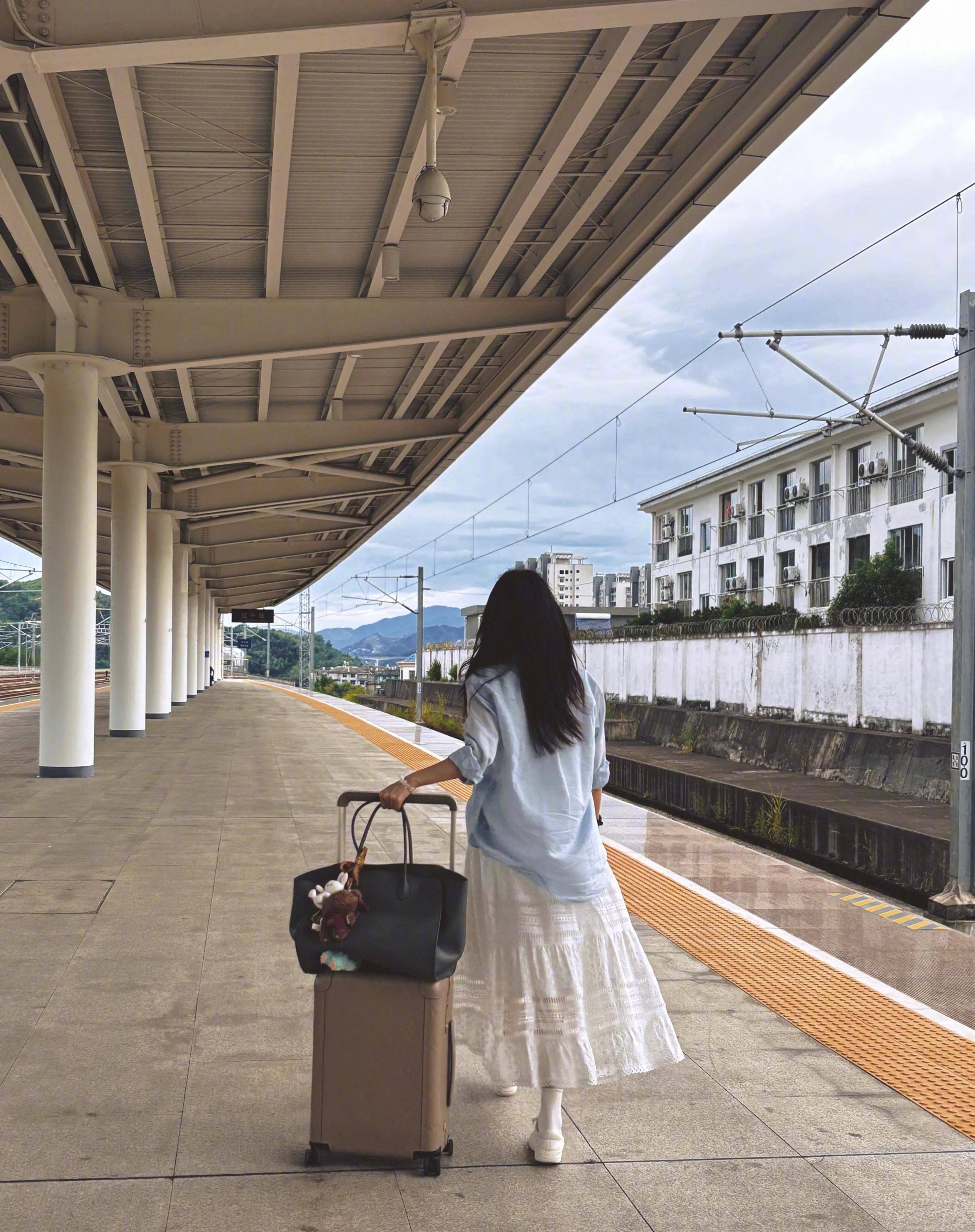 至今單身未生！資深影后「一襲長裙現身火車月台」　霸氣當獨立新女性「青春姿態宛如18歲」