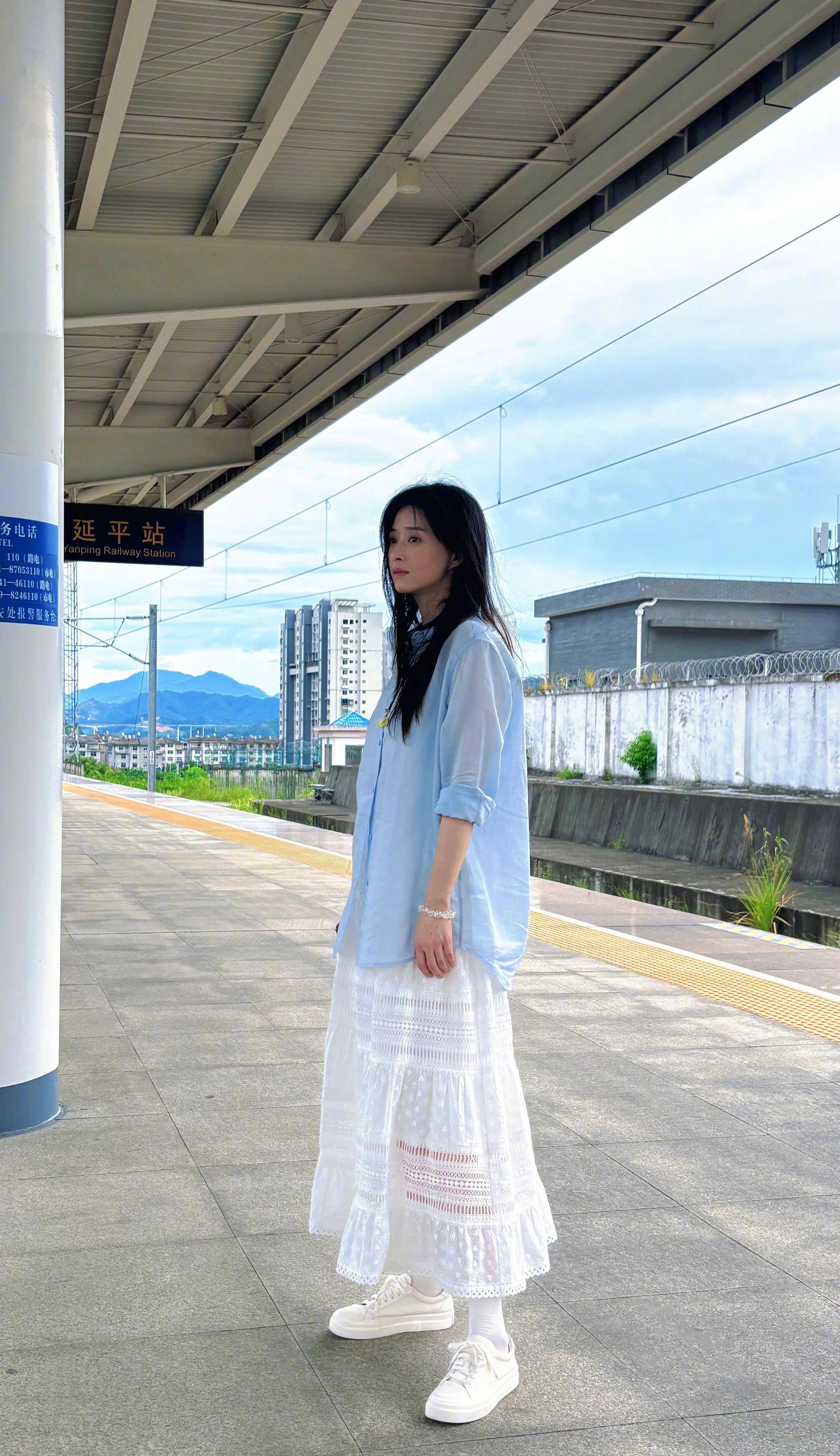 至今單身未生！資深影后「一襲長裙現身火車月台」　霸氣當獨立新女性「青春姿態宛如18歲」