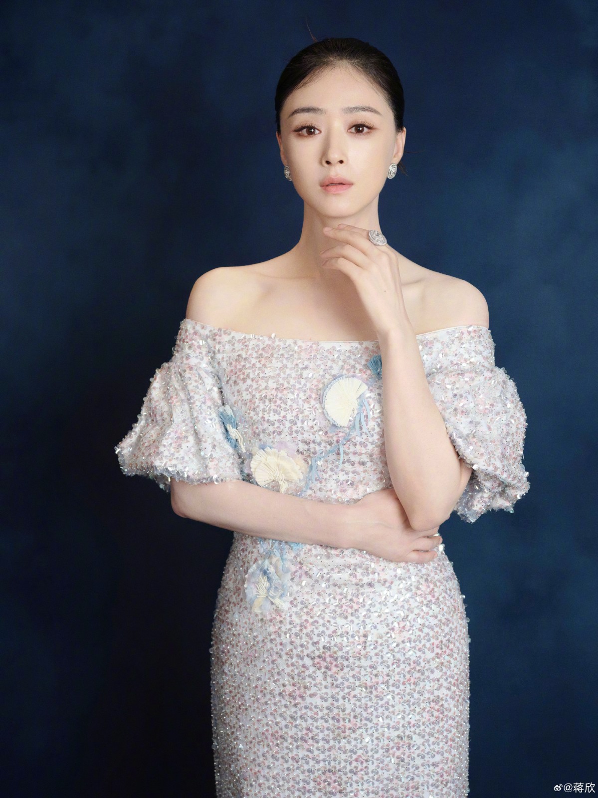 至今單身未生！資深影后「一襲長裙現身火車月台」　霸氣當獨立新女性「青春姿態宛如18歲」
