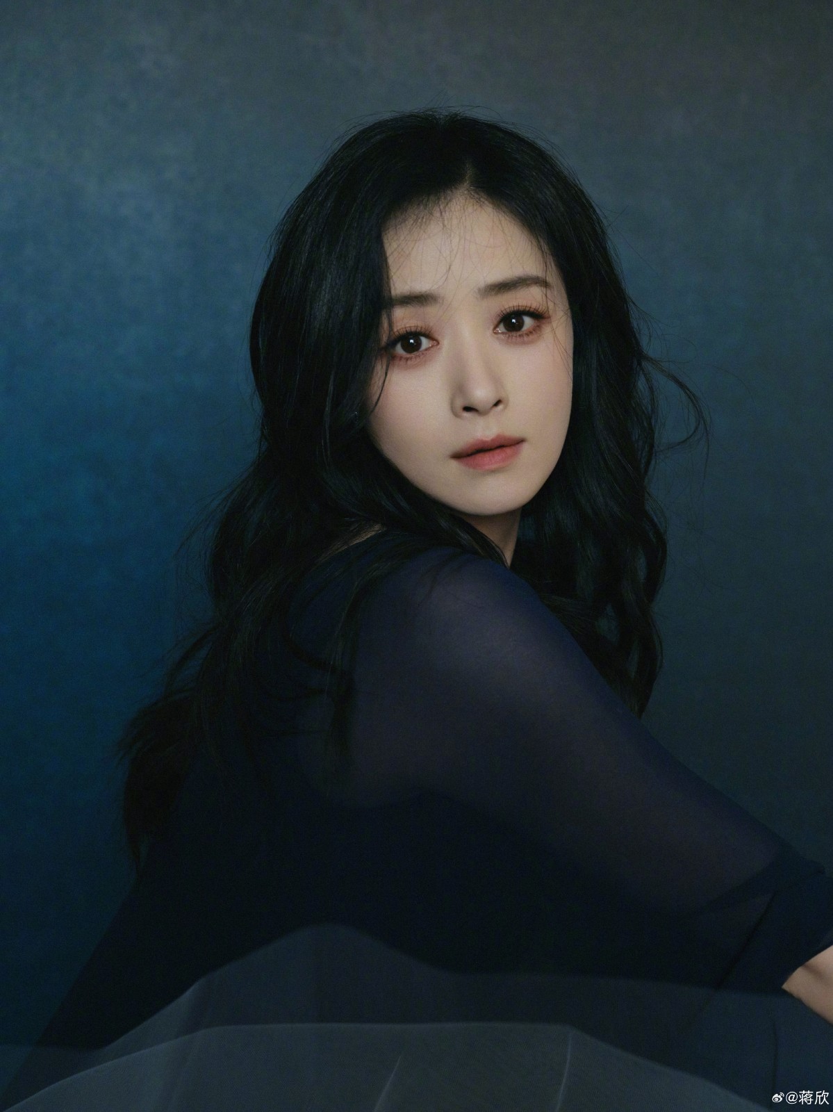 至今單身未生！資深影后「一襲長裙現身火車月台」　霸氣當獨立新女性「青春姿態宛如18歲」