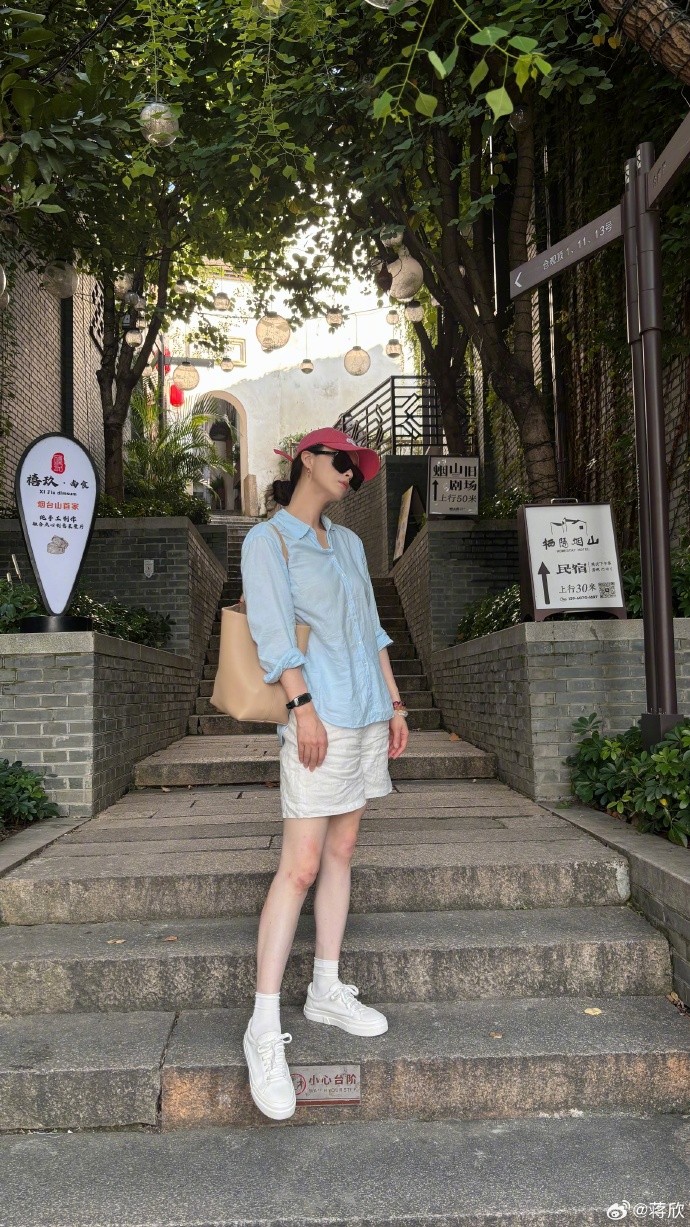 至今單身未生！資深影后「一襲長裙現身火車月台」　霸氣當獨立新女性「青春姿態宛如18歲」
