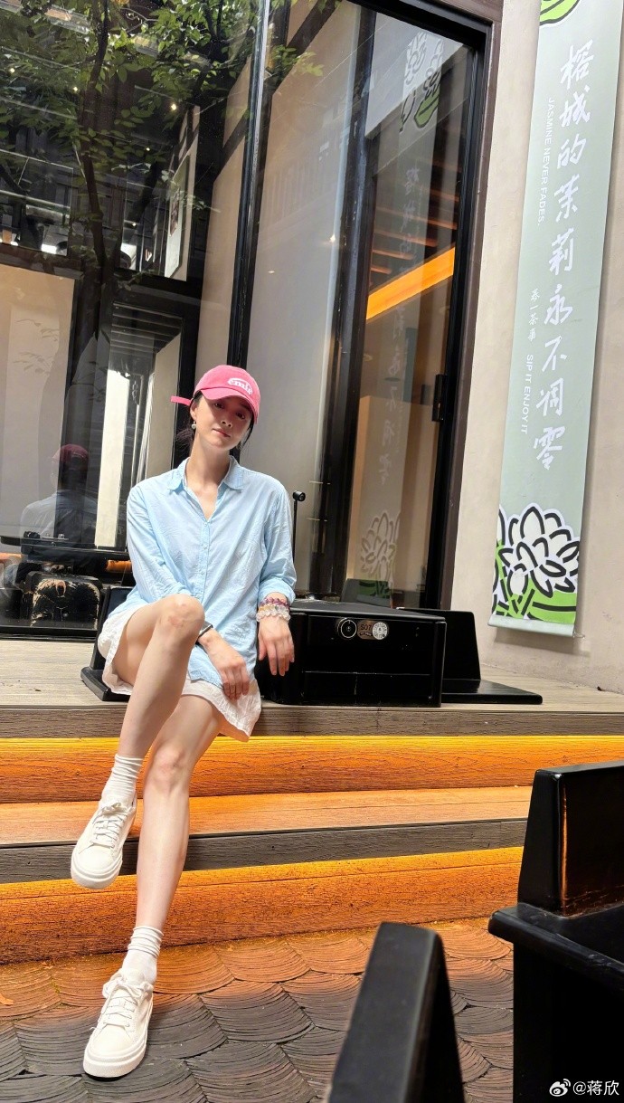 至今單身未生！資深影后「一襲長裙現身火車月台」　霸氣當獨立新女性「青春姿態宛如18歲」