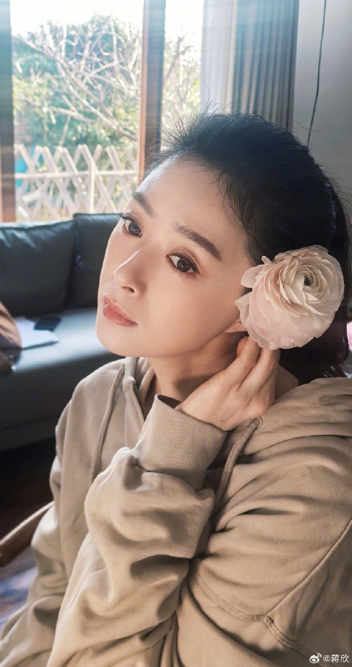 至今單身未生！資深影后「一襲長裙現身火車月台」　霸氣當獨立新女性「青春姿態宛如18歲」