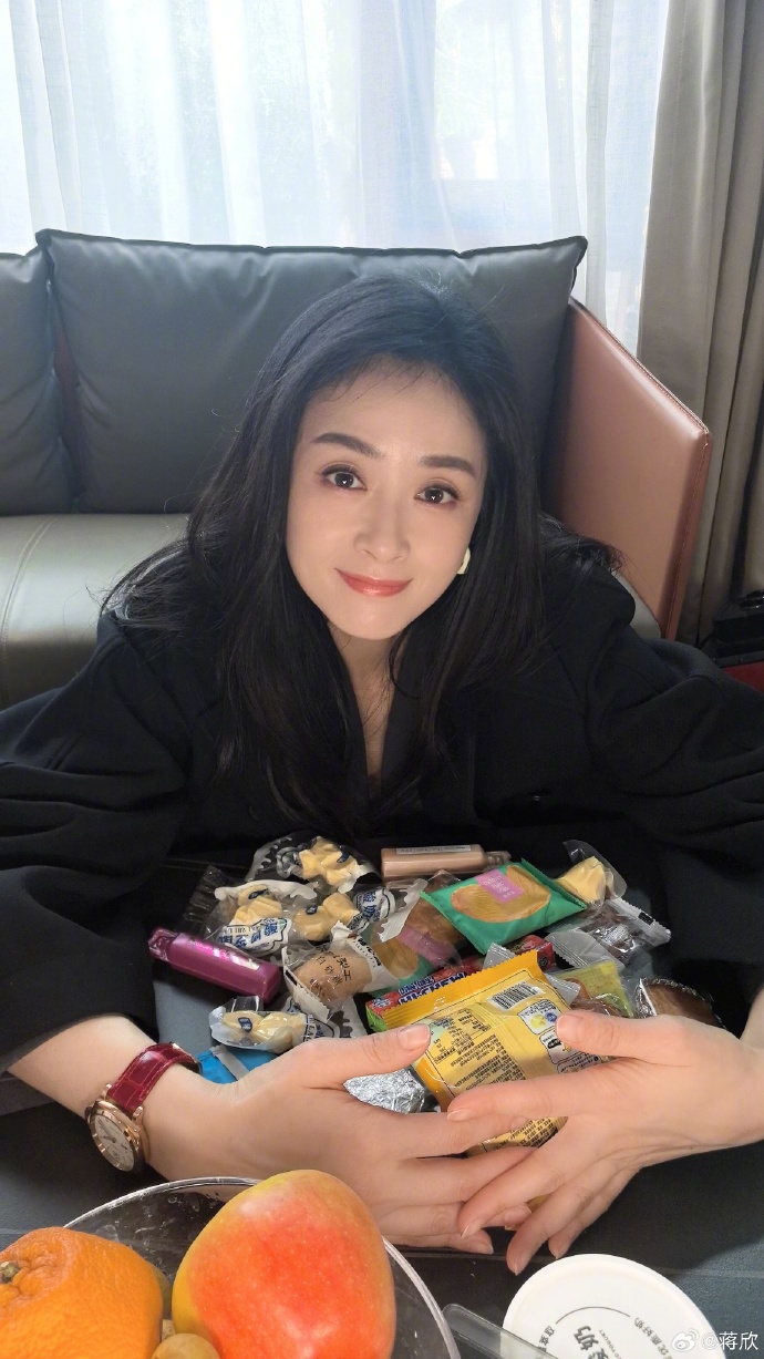 至今單身未生！資深影后「一襲長裙現身火車月台」　霸氣當獨立新女性「青春姿態宛如18歲」