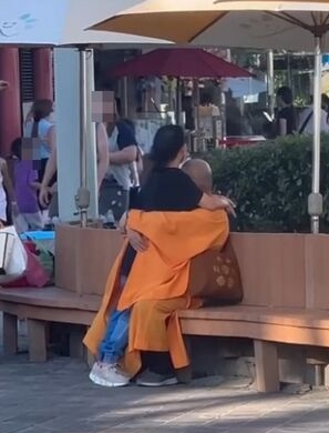 六根不清淨！信義區驚見「和尚馬路中間擁吻」　隔天「竟親到兒童樂園」身分傻眼