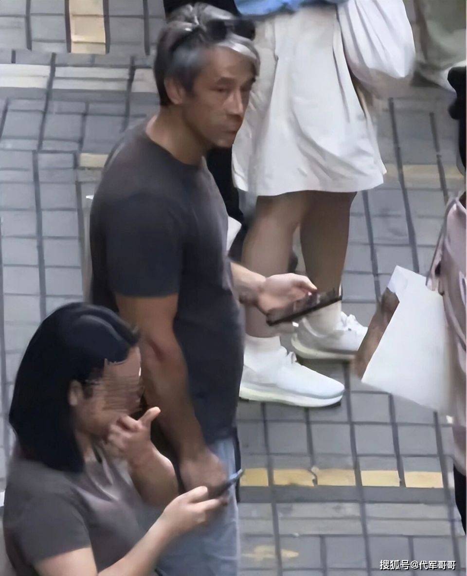昔日沒車沒房遭分手！資深男星「再歷經喪父打擊」行為怪異　現身街頭被捕獲「斷崖式衰老」滿頭白髮