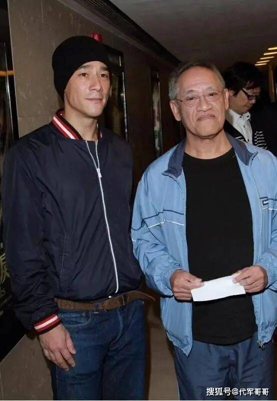 昔日沒車沒房遭分手！資深男星「再歷經喪父打擊」行為怪異　現身街頭被捕獲「斷崖式衰老」滿頭白髮