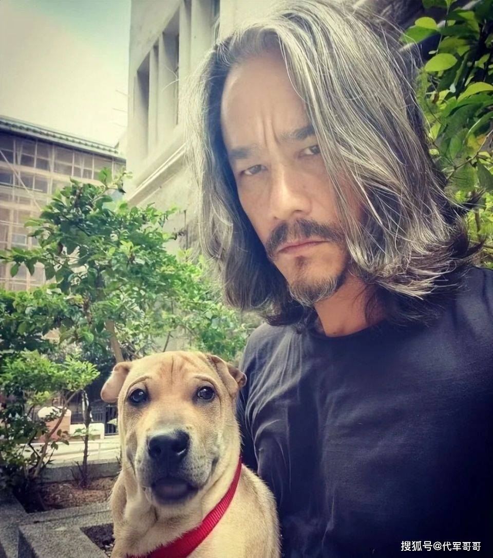 昔日沒車沒房遭分手！資深男星「再歷經喪父打擊」行為怪異　現身街頭被捕獲「斷崖式衰老」滿頭白髮