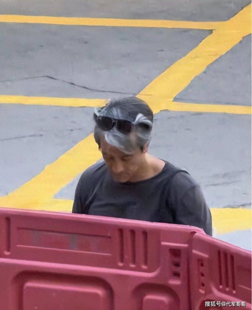 昔日沒車沒房遭分手！資深男星「再歷經喪父打擊」行為怪異　現身街頭被捕獲「斷崖式衰老」滿頭白髮