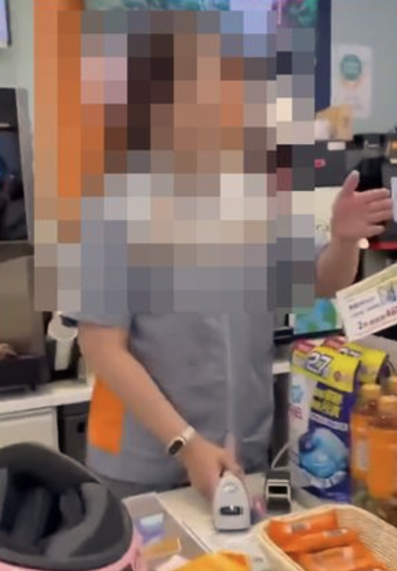 被逼到當場下跪！一旁客人「步步逼近質問」　超商女店員「崩潰跪地狂磕頭」畫面流出網氣炸