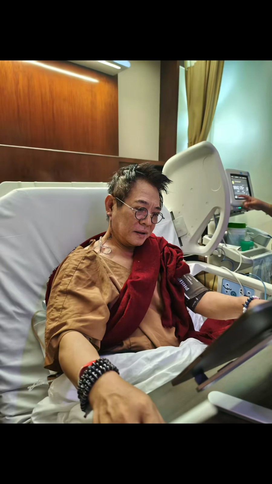 痛苦開刀畫面曝光！62歲影帝「照鏡子發現有腫塊」　首度公開病因：「手術台上走也有可能...」