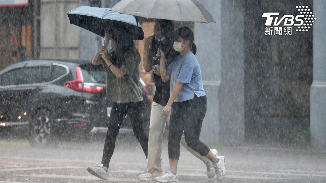 秋颱恐「直撲台灣」！颱風窩北上「路徑大轉彎」對台影響曝光