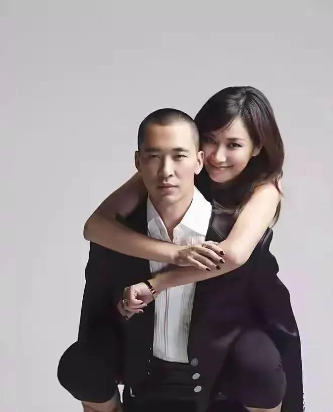 愛情長跑15年！50歲金曲歌王「淡出歌壇10年」至今未婚　姐弟戀長跑「和女友超市被拍」超甜❤️