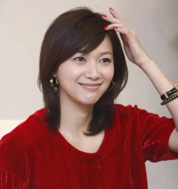 愛情長跑15年！50歲金曲歌王「淡出歌壇10年」至今未婚　姐弟戀長跑「和女友超市被拍」超甜❤️
