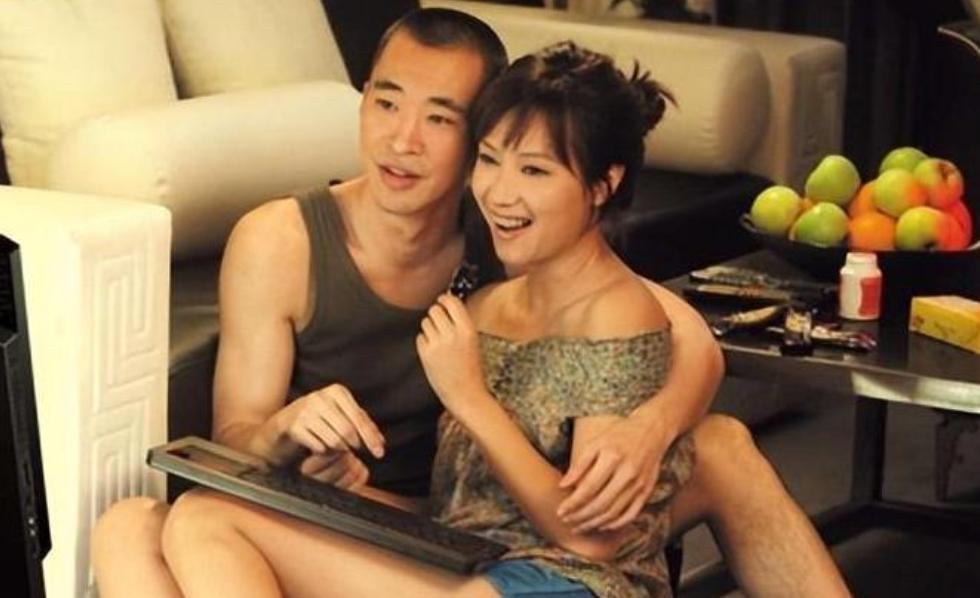 愛情長跑15年！50歲金曲歌王「淡出歌壇10年」至今未婚　姐弟戀長跑「和女友超市被拍」超甜❤️