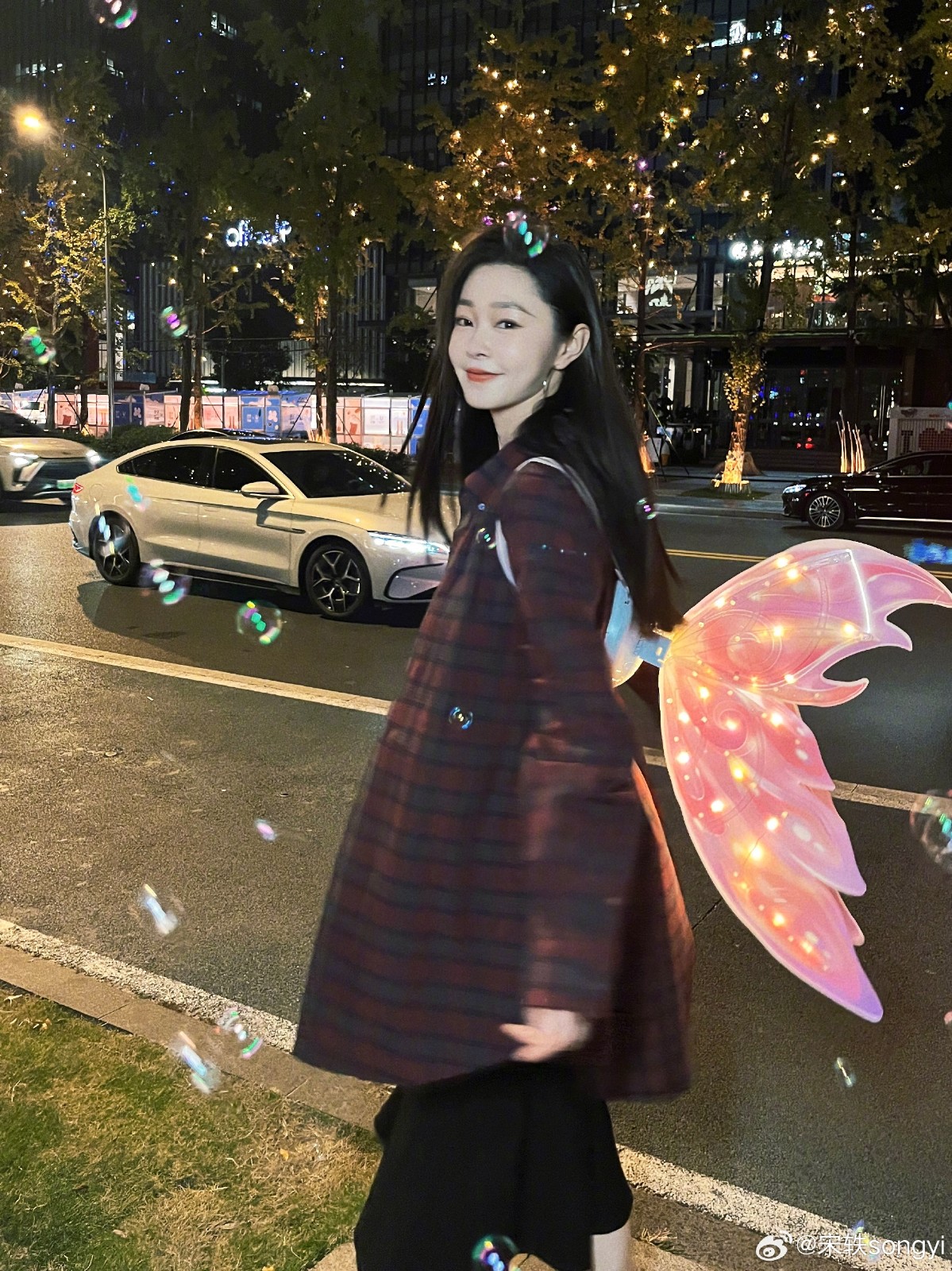 油光滿面！大咖女星「臉部僵硬鼻形怪異」遭質疑整過頭　本人親自回應「換了新化妝師...」