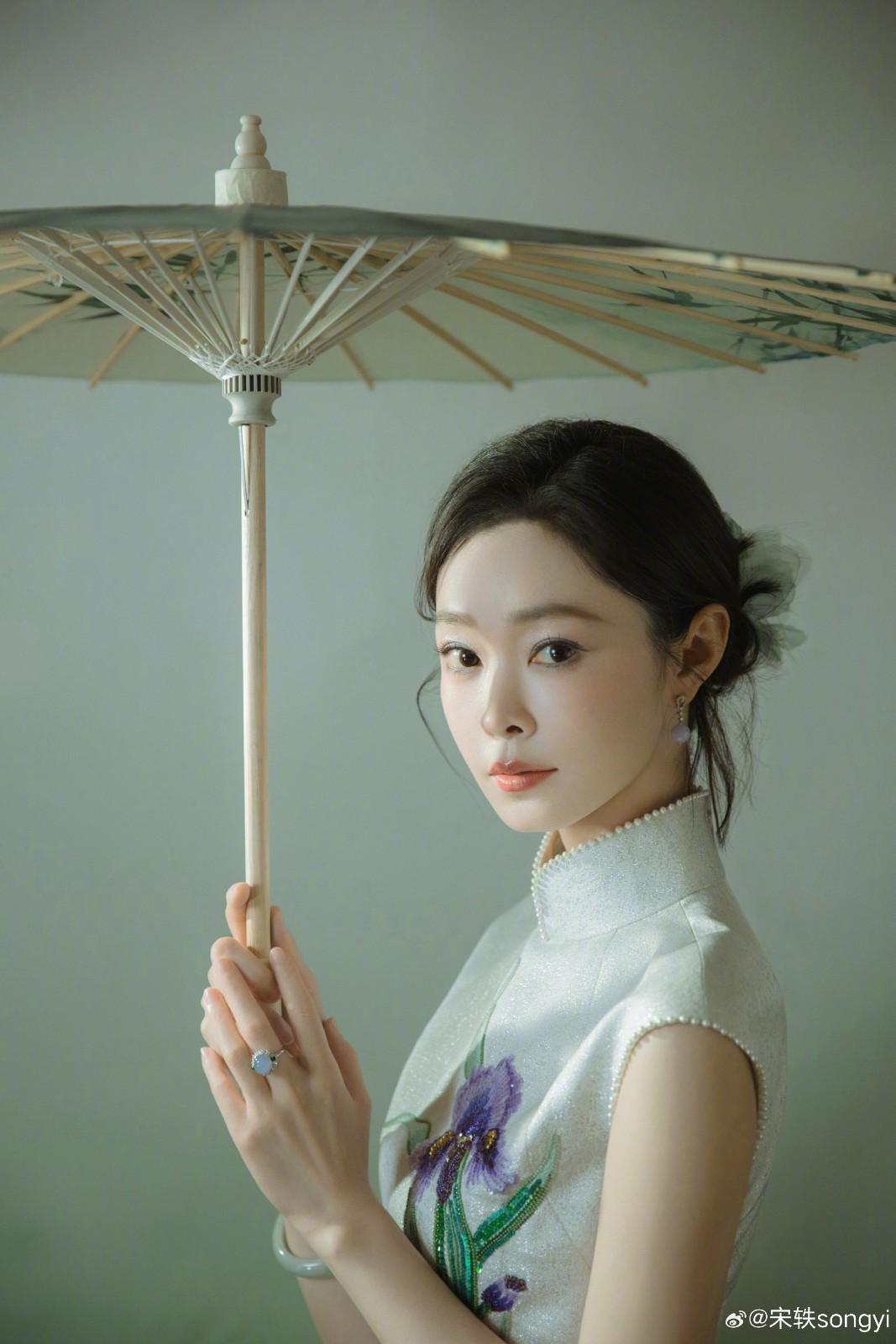 油光滿面！大咖女星「臉部僵硬鼻形怪異」遭質疑整過頭　本人親自回應「換了新化妝師...」