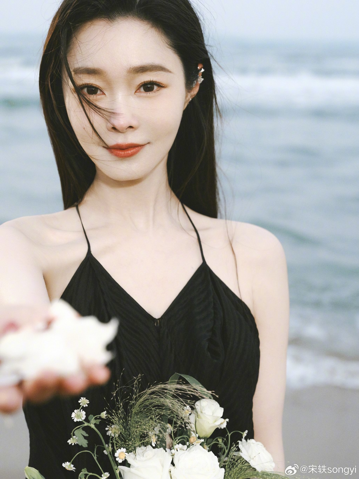 油光滿面！大咖女星「臉部僵硬鼻形怪異」遭質疑整過頭　本人親自回應「換了新化妝師...」