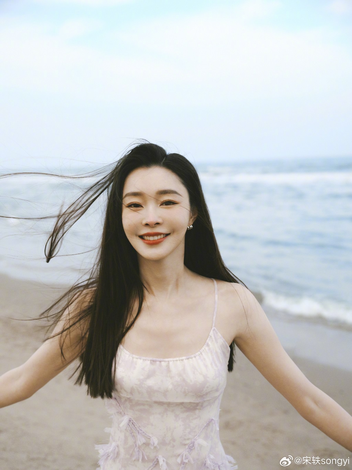 油光滿面！大咖女星「臉部僵硬鼻形怪異」遭質疑整過頭　本人親自回應「換了新化妝師...」