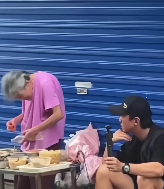 成名依然惜情！46歲影帝坐路邊攤「陪老奶奶賣菜」不怕苦　她感動曝：「非親生孫子仍孝順」