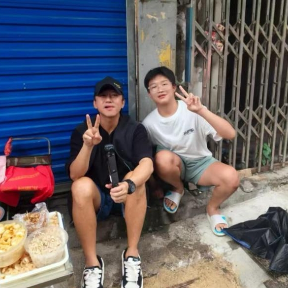 成名依然惜情！46歲影帝坐路邊攤「陪老奶奶賣菜」不怕苦　她感動曝：「非親生孫子仍孝順」