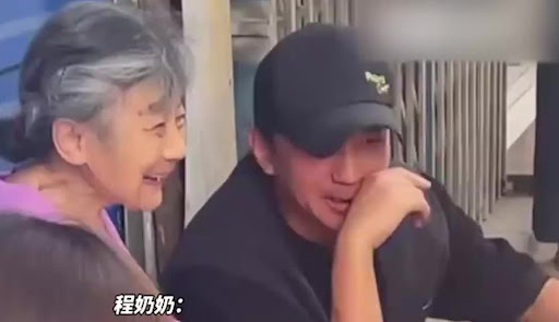 成名依然惜情！46歲影帝坐路邊攤「陪老奶奶賣菜」不怕苦　她感動曝：「非親生孫子仍孝順」