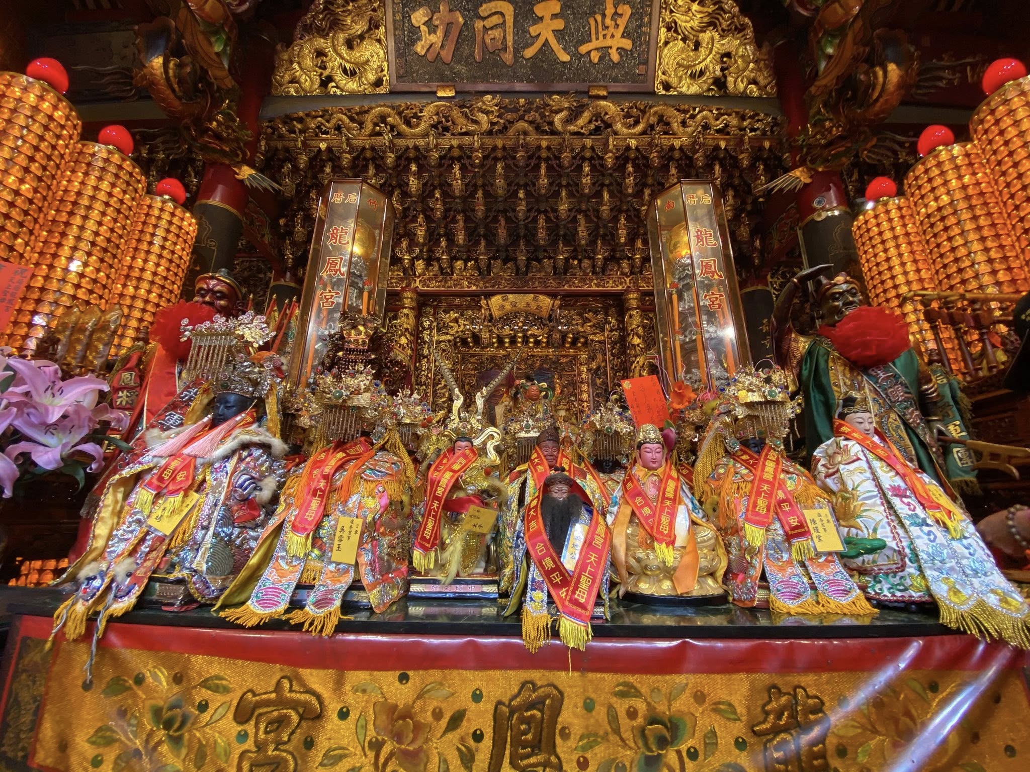 鬼月顯靈了！竹南龍鳳宮財神「鬍鬚變長40公分」　命理師曝2原因：「神明有收到指示...」
