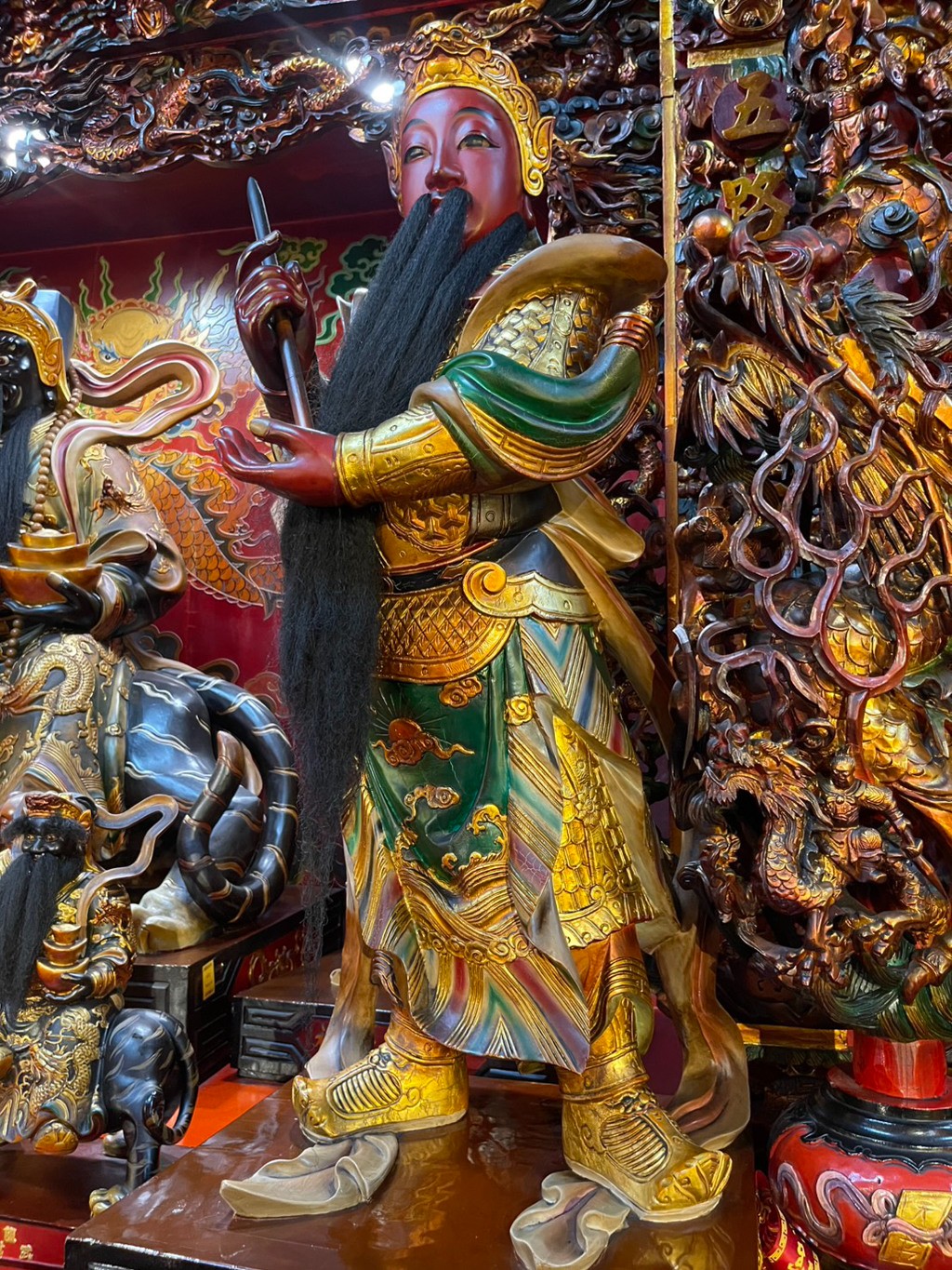 鬼月顯靈了！竹南龍鳳宮財神「鬍鬚變長40公分」　命理師曝2原因：「神明有收到指示...」