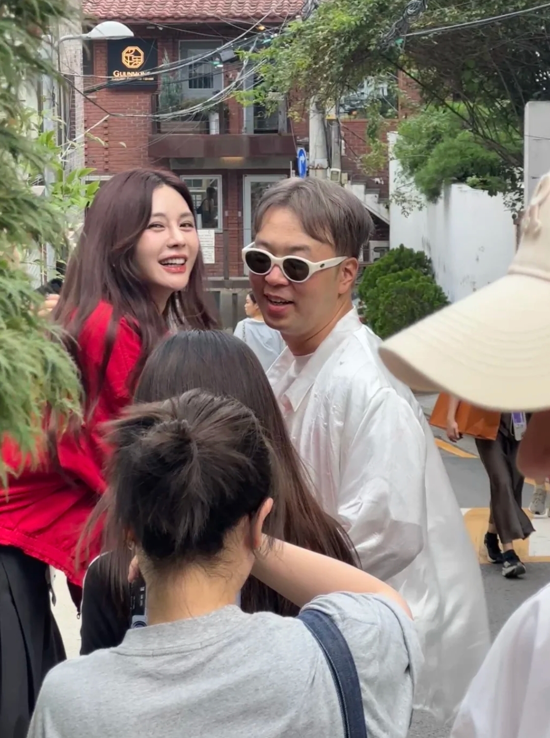 大咖明星夫妻被偶遇！小倆口甜蜜笑開懷「37歲大咖轉身禿一塊」網感慨：像父女出門...
