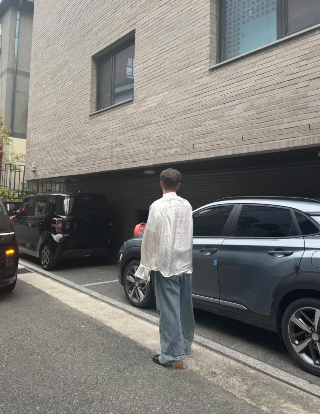 大咖明星夫妻被偶遇！小倆口甜蜜笑開懷「37歲大咖轉身禿一塊」網感慨：像父女出門...