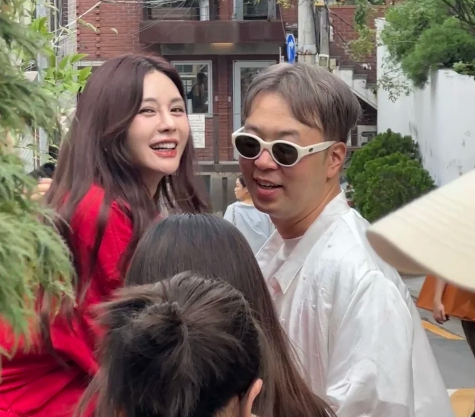 大咖明星夫妻被偶遇！小倆口甜蜜笑開懷「37歲大咖轉身禿一塊」網感慨：像父女出門...