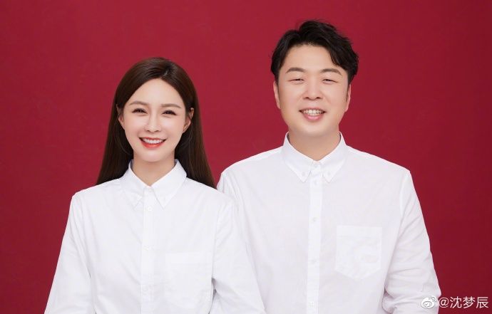 大咖明星夫妻被偶遇！小倆口甜蜜笑開懷「37歲大咖轉身禿一塊」網感慨：像父女出門...