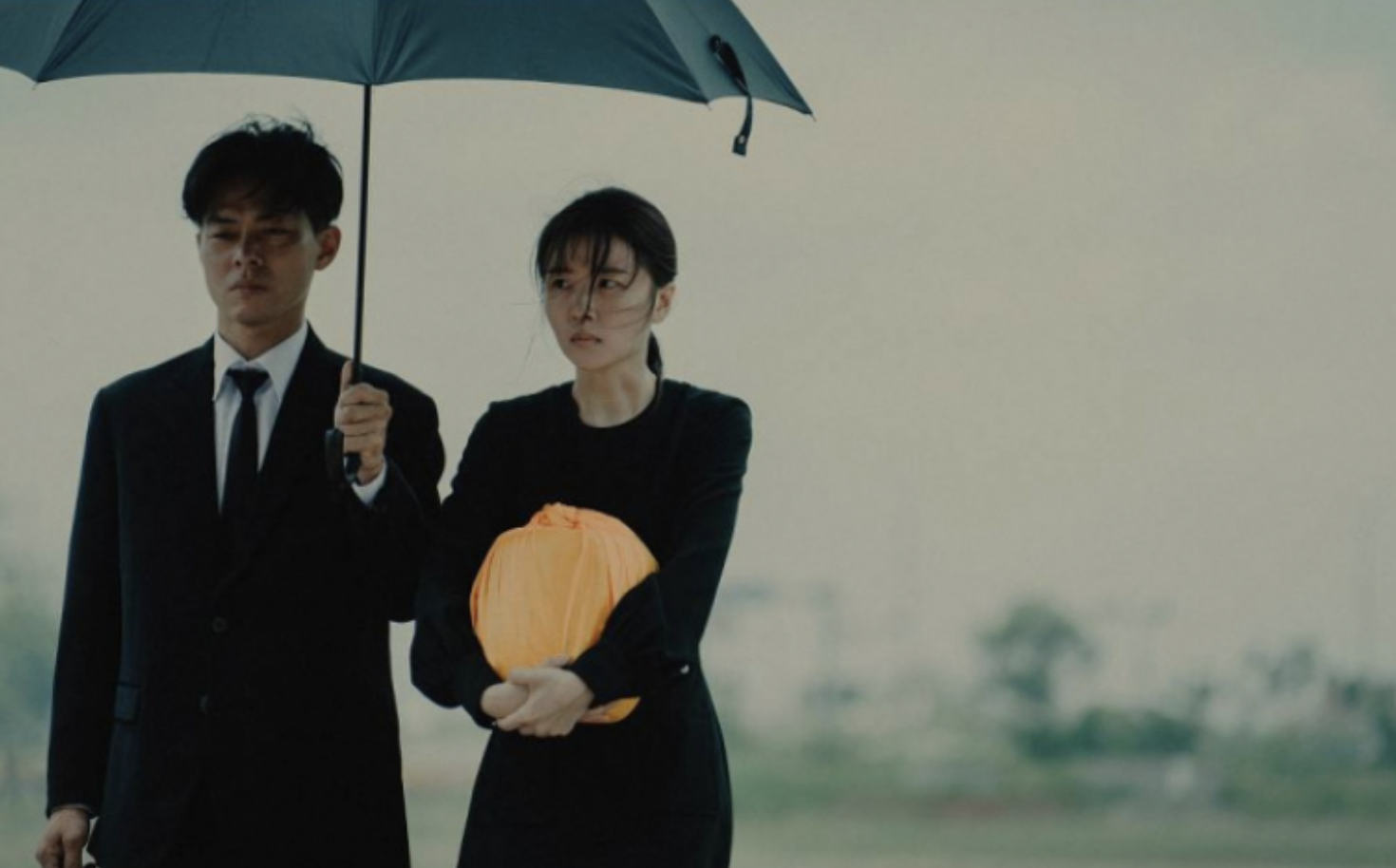 以為媽媽出國玩！包裹打開竟是「媽媽的骨灰罈」　女兒收簡訊才知「跑去瑞士安樂死」崩潰了