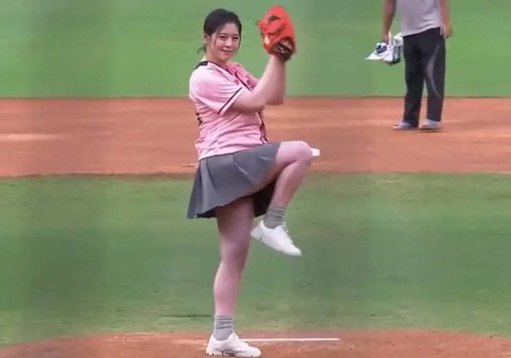 史上最美孕婦！37歲女星帶球嫁「挺7個月孕肚開球」　下秒「老公溫柔舉動」甜炸：嫁對人❤️