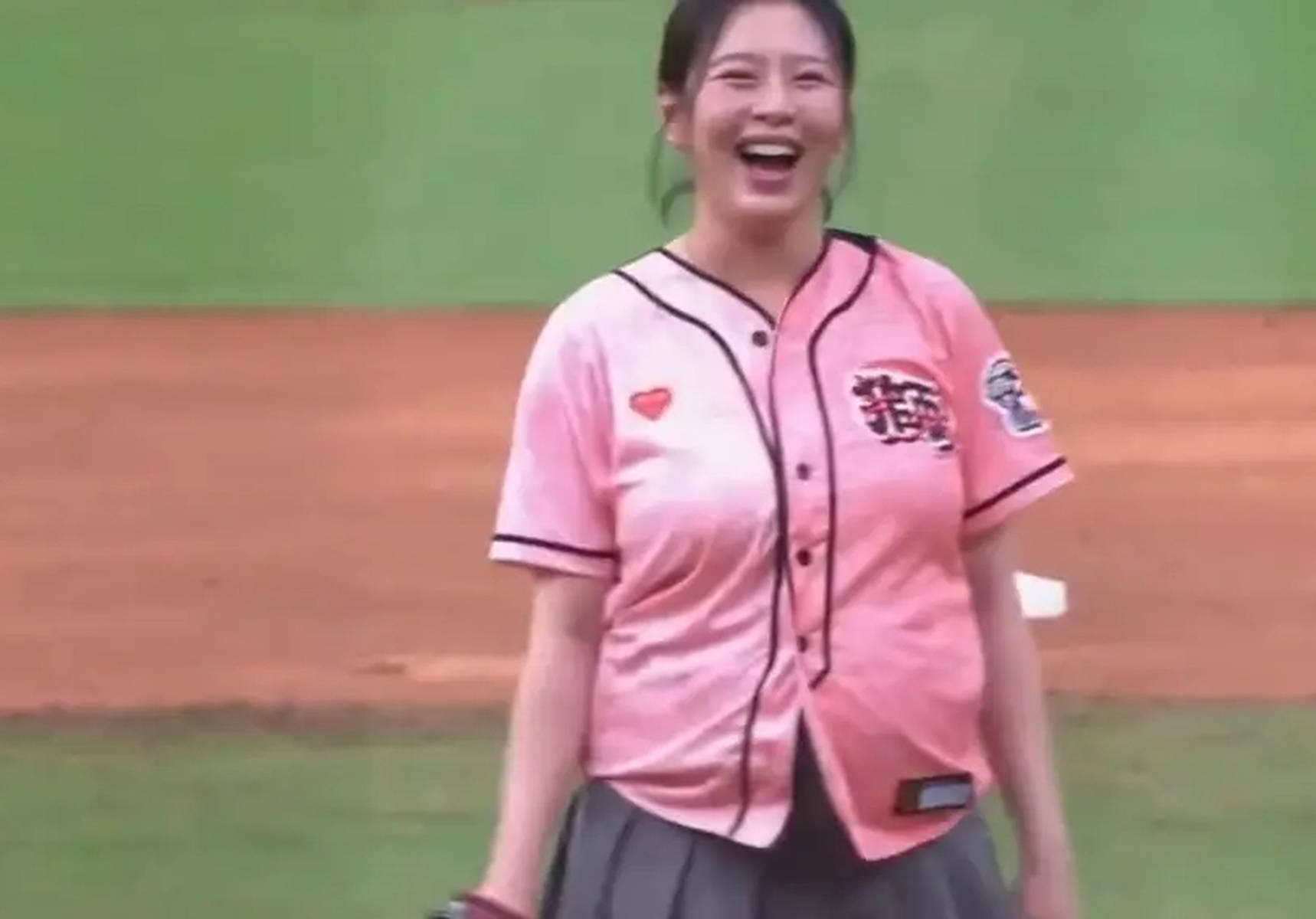 史上最美孕婦！37歲女星帶球嫁「挺7個月孕肚開球」　下秒「老公溫柔舉動」甜炸：嫁對人❤️