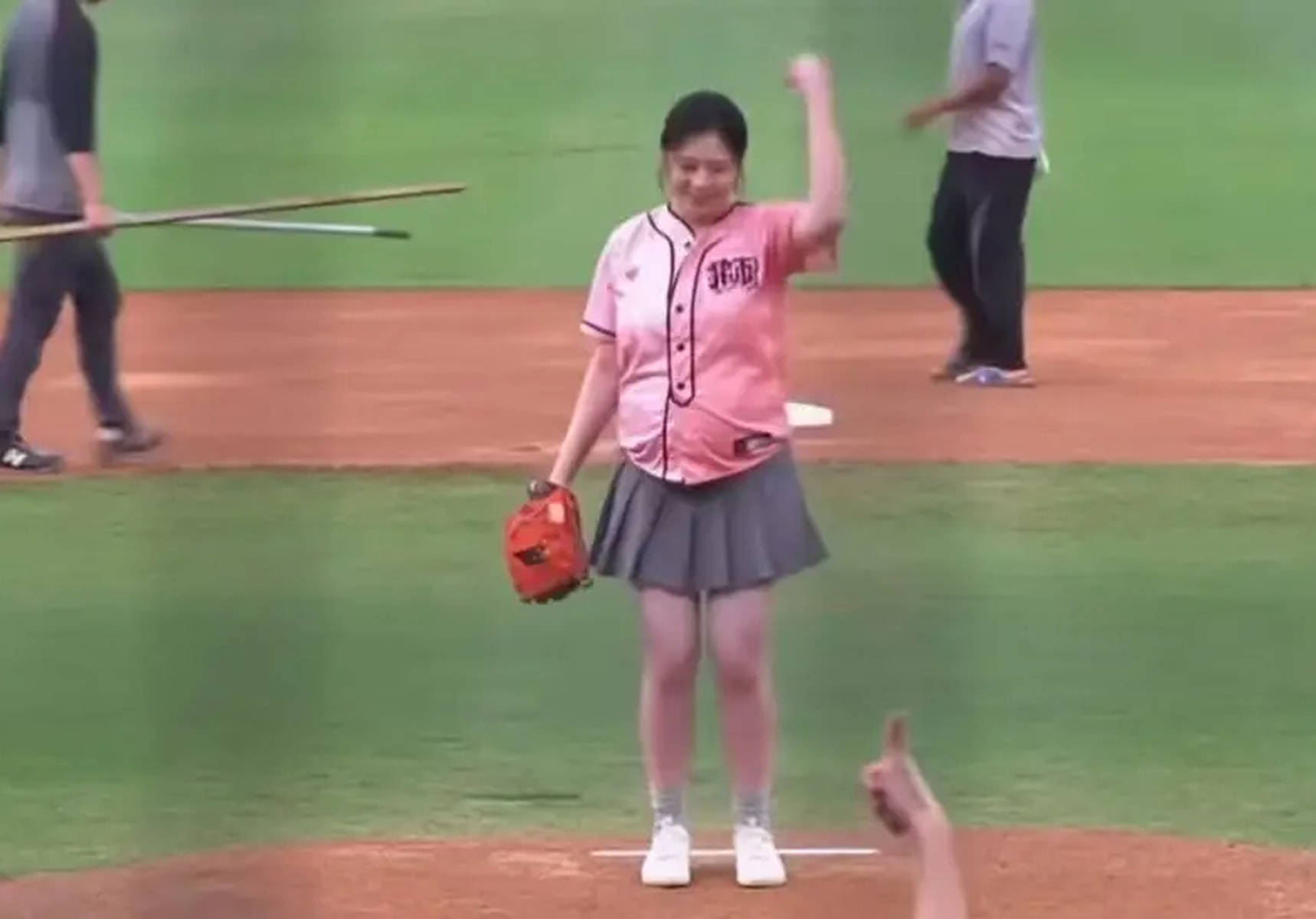 史上最美孕婦！37歲女星帶球嫁「挺7個月孕肚開球」　下秒「老公溫柔舉動」甜炸：嫁對人❤️