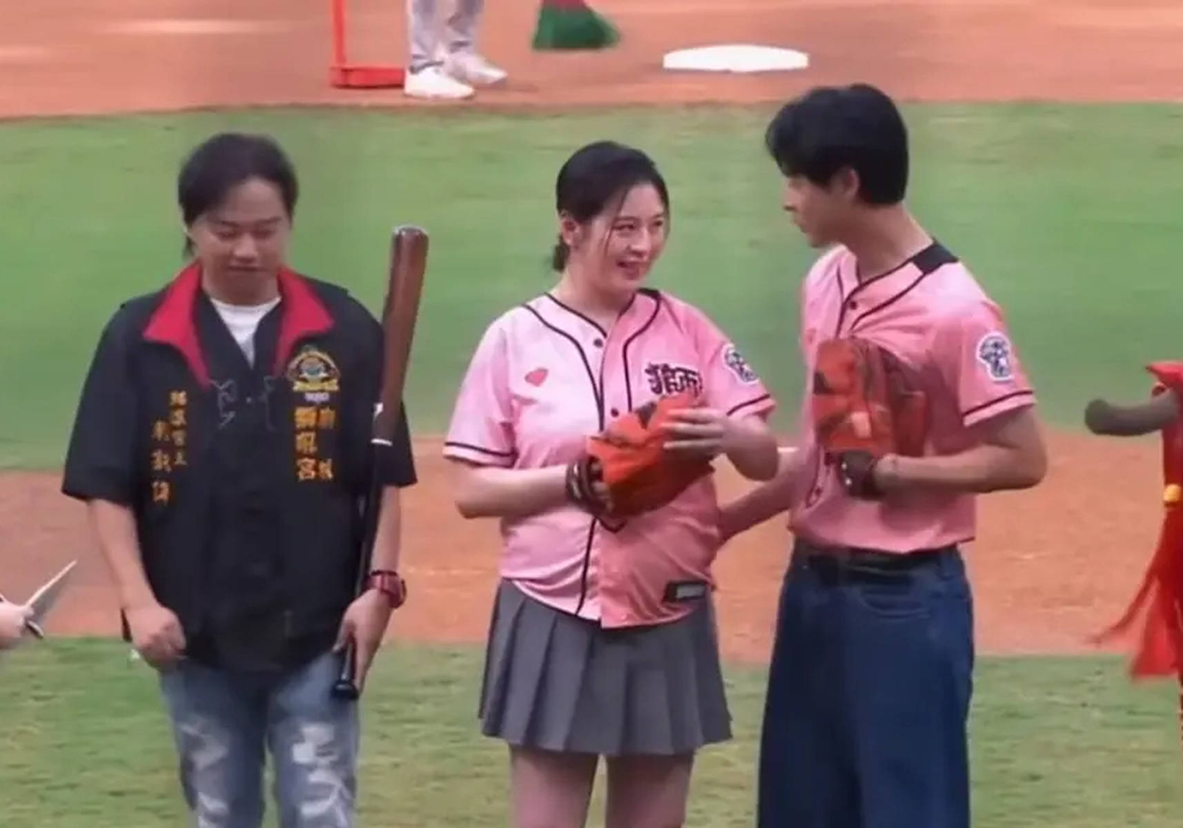 史上最美孕婦！37歲女星帶球嫁「挺7個月孕肚開球」　下秒「老公溫柔舉動」甜炸：嫁對人❤️