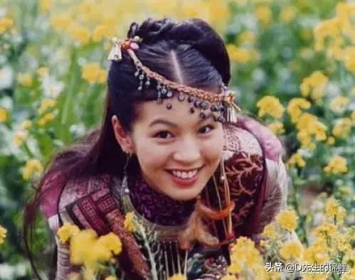 史上最美孕婦！37歲女星帶球嫁「挺7個月孕肚開球」　下秒「老公溫柔舉動」甜炸：嫁對人❤️