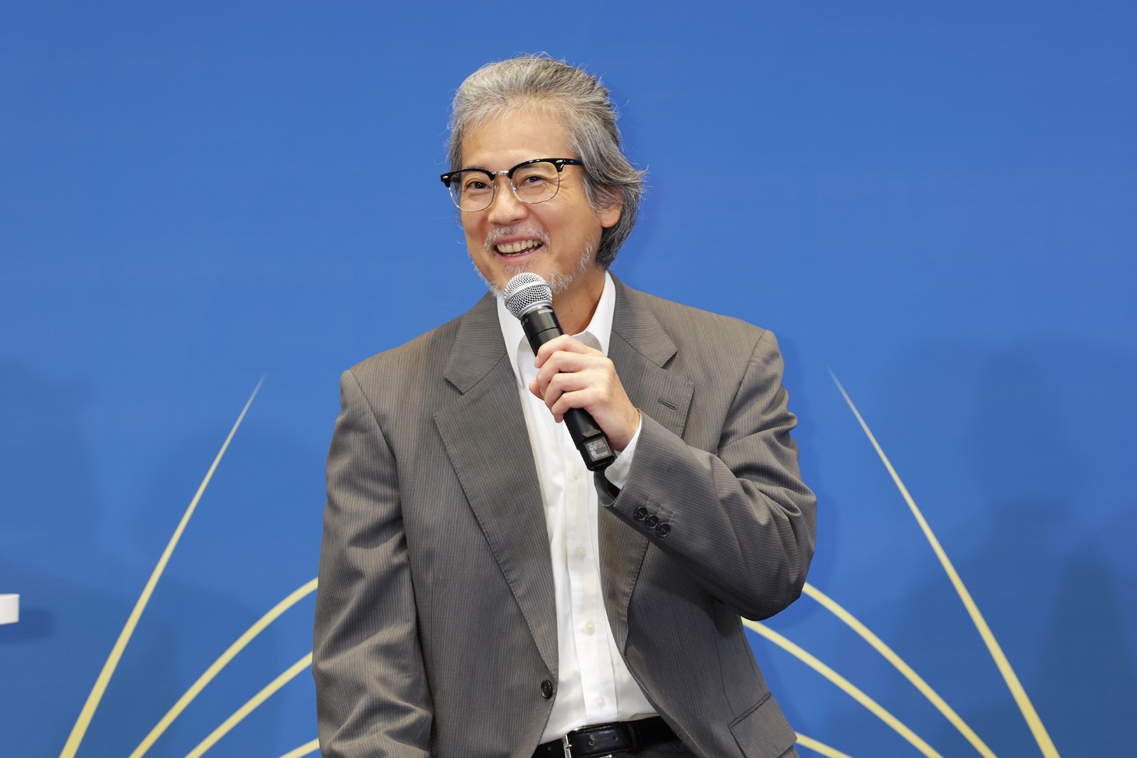 年輕帥到迷倒全國！62歲資深男星「頭髮鬍鬚全花白」明顯蒼老　震撼近照網愣住「認不出是誰」