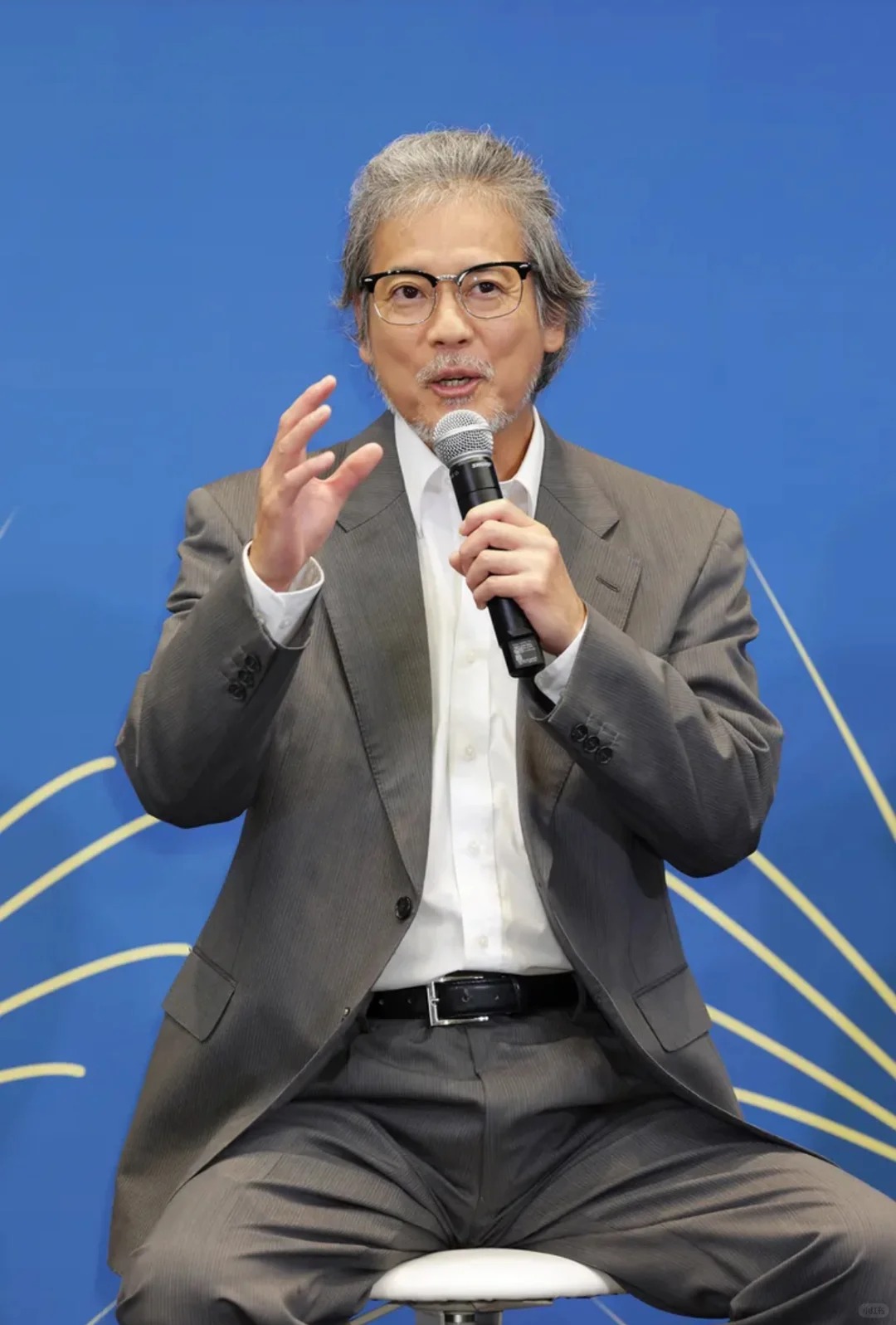 年輕帥到迷倒全國！62歲資深男星「頭髮鬍鬚全花白」明顯蒼老　震撼近照網愣住「認不出是誰」