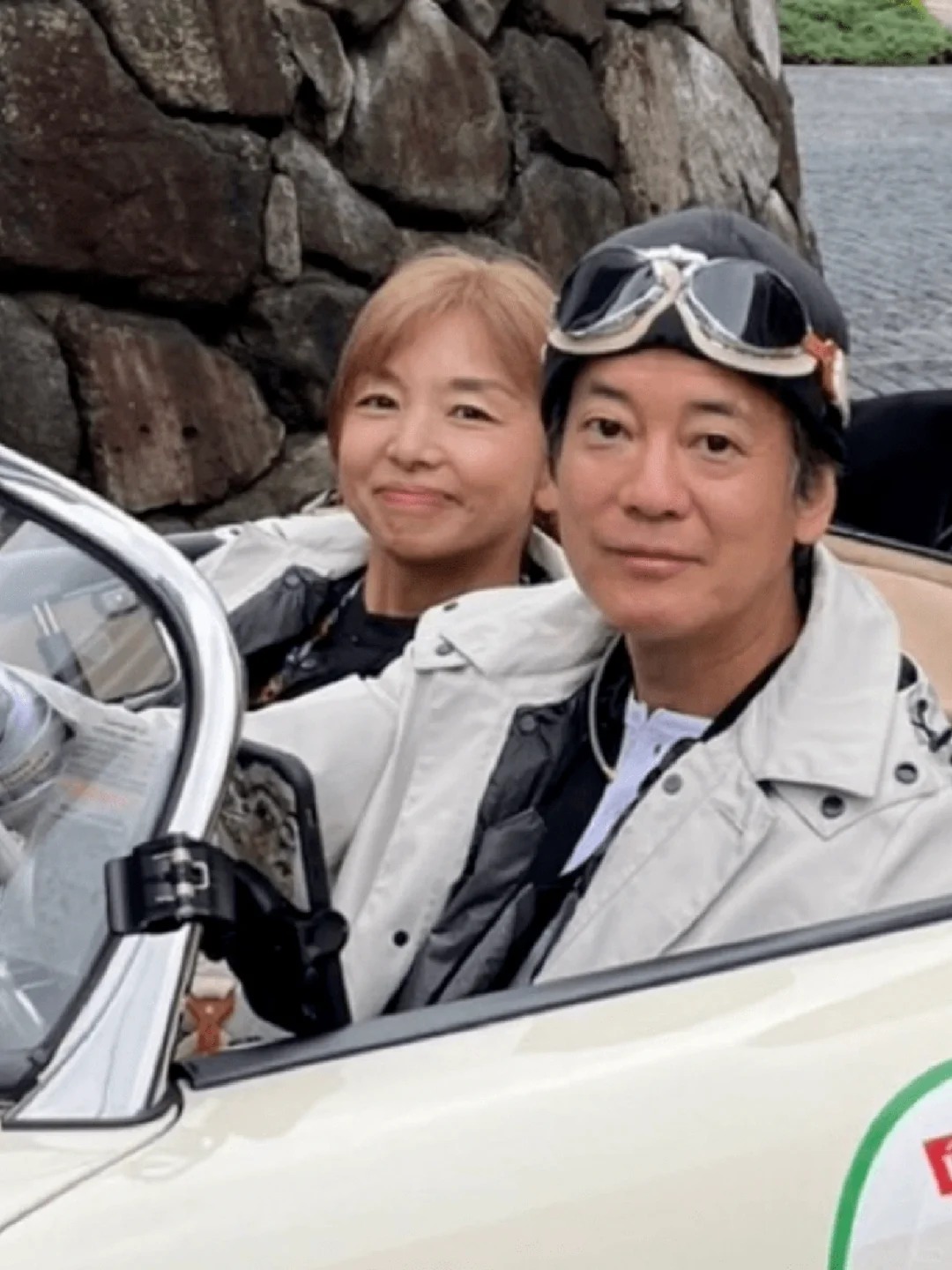 年輕帥到迷倒全國！62歲資深男星「頭髮鬍鬚全花白」明顯蒼老　震撼近照網愣住「認不出是誰」