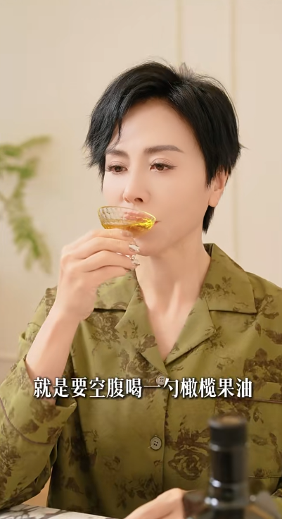 3個月狂瘦10公斤！58歲資深女星「分享3減肥秘招」：早上空腹喝1油品... 