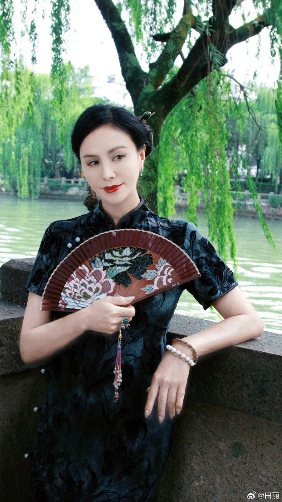 3個月狂瘦10公斤！58歲資深女星「分享3減肥秘招」：早上空腹喝1油品... 