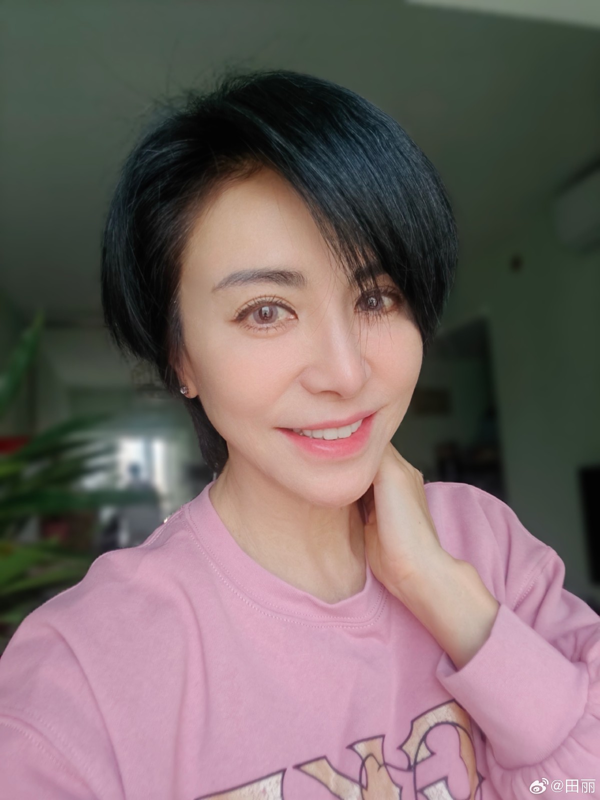 3個月狂瘦10公斤！58歲資深女星「分享3減肥秘招」：早上空腹喝1油品... 