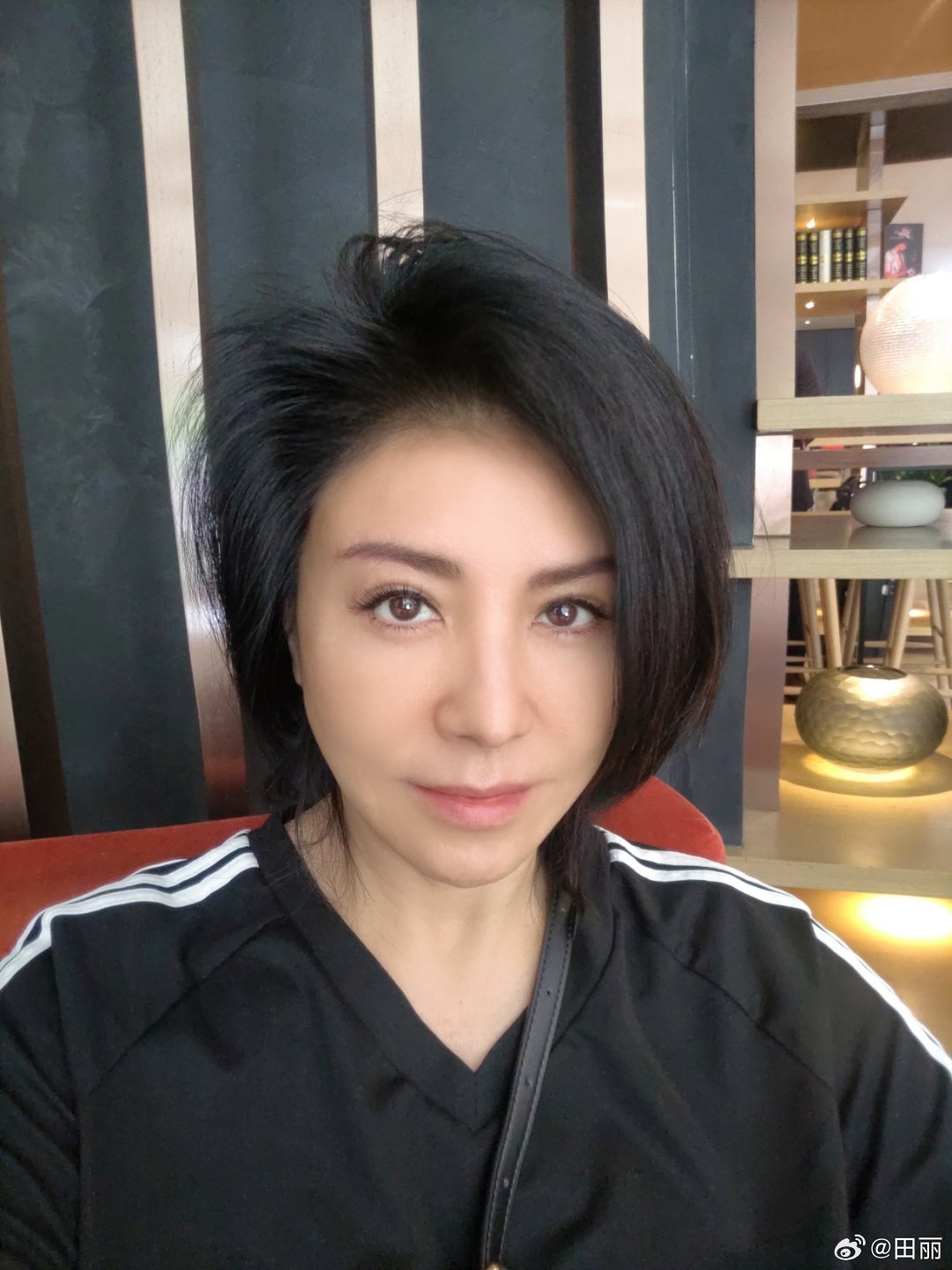 3個月狂瘦10公斤！58歲資深女星「分享3減肥秘招」：早上空腹喝1油品... 
