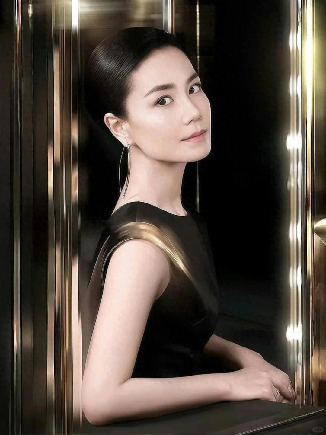 罕見大尺度！56歲天后「上空大露美背」亮相　罕走性感路線「網友發現一亮點」狂吐槽