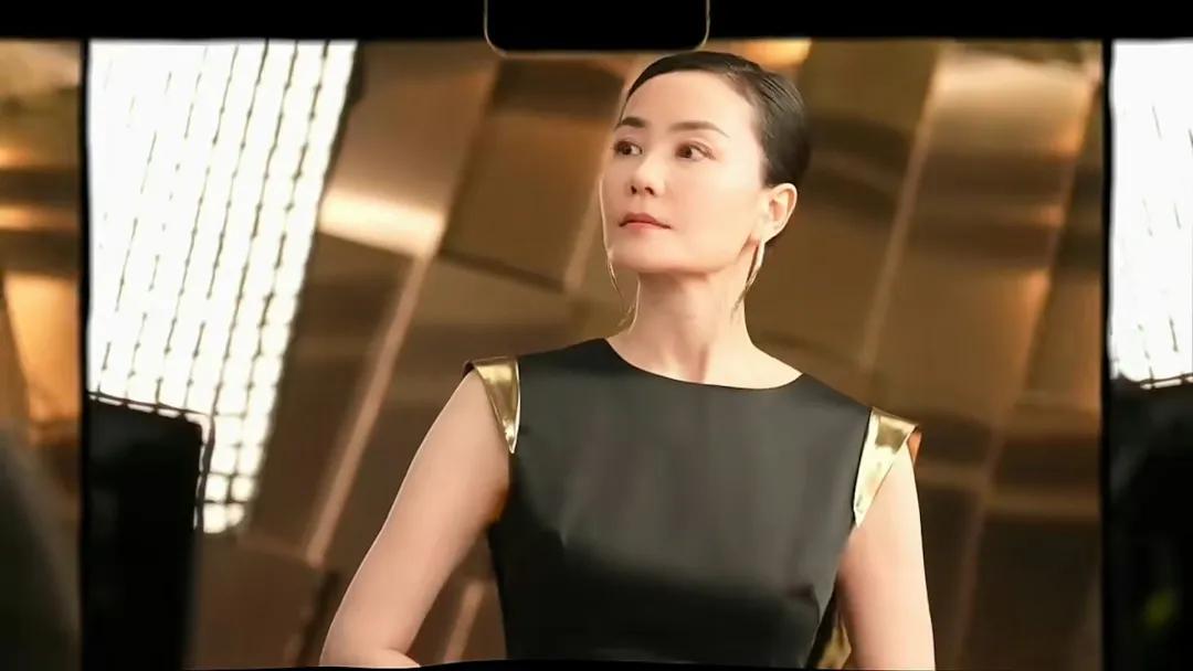 罕見大尺度！56歲天后「上空大露美背」亮相　罕走性感路線「網友發現一亮點」狂吐槽