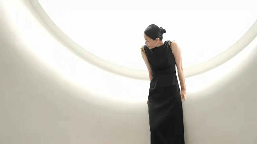 罕見大尺度！56歲天后「上空大露美背」亮相　罕走性感路線「網友發現一亮點」狂吐槽